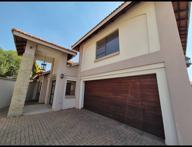 3 BEDROOM TOWNHOUSE FOR SALE IN VANDERBIJLPARK SW 5